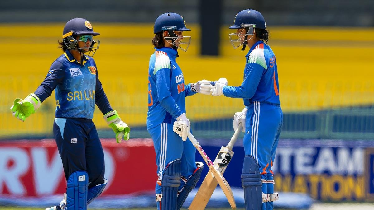 सदी के साथ सदी के साथ Smriti Sizzles SRI LANKA को महिलाओं के त्रि-राष्ट्र टूर्नामेंट जीतने के लिए रूट करता है