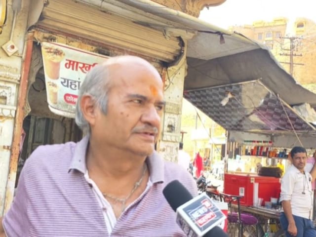 सुबह में, शांति रात में काला हो जाती है, जमीन से अधिक आकाश में देखती है