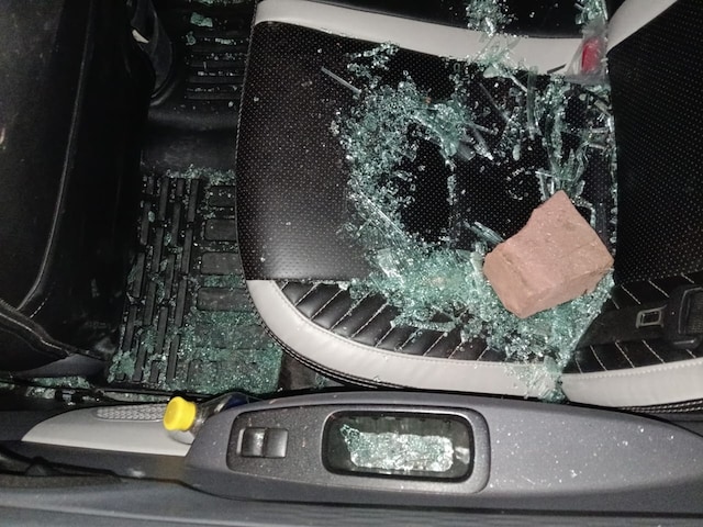 5-6 बदमाशों ने टैक्सी ड्राइवर और सवारी को हराया, सीसीटीवी में कैद