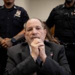 हार्वे वेनस्टेन पर बलात्कार का आरोप लगाते हुए महिला ने उनके जटिल इतिहास का वर्णन किया