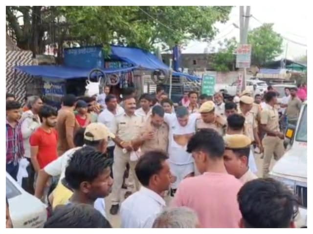 25 मामलों, 3 बंदूकें और 257 लाइव कारतूस के साथ गिरफ्तारी, पुलिस ने फिल्म शैली में जुलूस निकाला