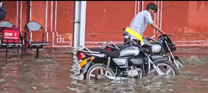 JHAJJHAM RAINS ने जयपुर में आपदा पैदा की, सड़कों पर भारी जलभराव जीवन को परेशान किया
