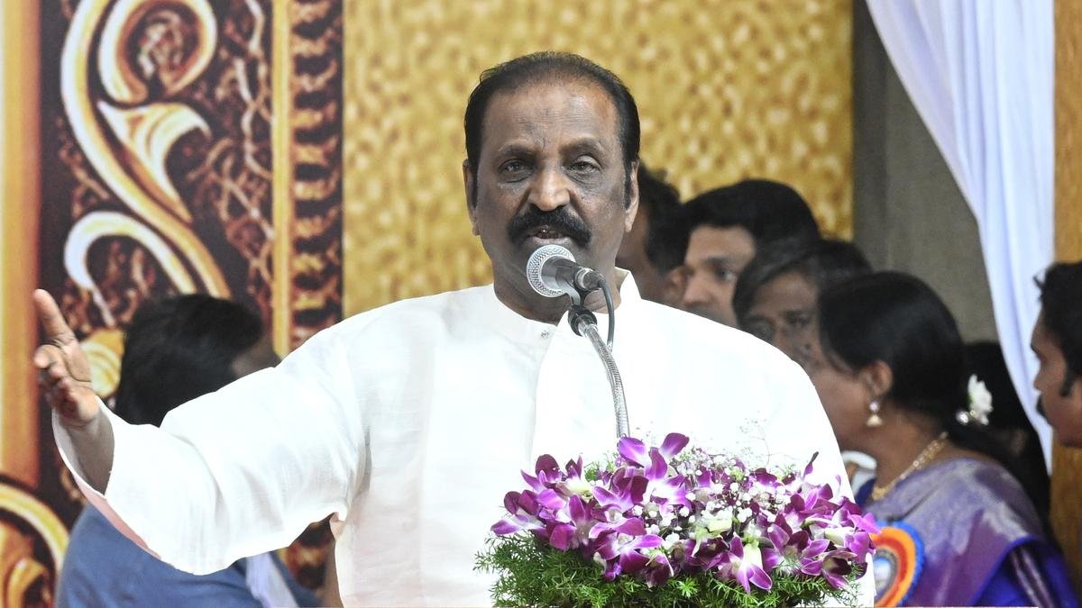 Lyricist Vairamuthu ने बिना अनुमति के फिल्म खिताब के रूप में अपने छंदों का उपयोग करने के लिए तमिल फिल्म निर्माताओं की आलोचना की