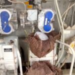 मनुष्य बर्फ और गीले बोरी के साथ मशीनों को बहुत ठंडा छोड़ देता है