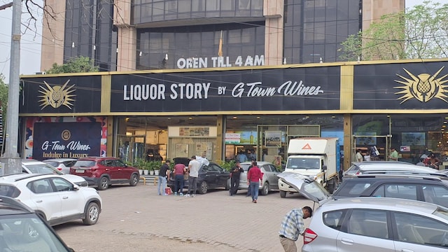 98.5 करोड़ रुपये में गुरुग्राम में शराब का एक अनुबंध किसने खरीदा था?