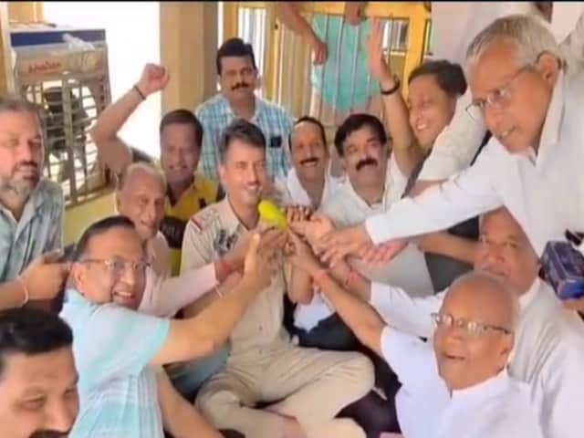 अधिकारी ने इस तरह की शपथ खाई, चार दिनों में 1.25 करोड़ रुपये जमा किए गए, महाप्रती आम के साथ जुड़े थे!