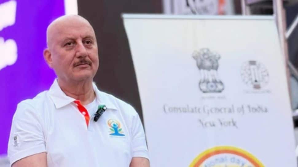 अनुपम खेर ने न्यूयॉर्क टाइम्स स्क्वायर में उत्साह के साथ अंतर्राष्ट्रीय योग दिवस मनाया