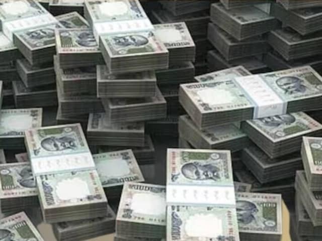 अनुबंध कर्मचारी 'खेला', पत्नी का खाता सरकारी योजनाओं के पैसे से भरा