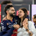 अनुष्का शर्मा खुशी के साथ कूदता है, विराट कोहली को गले लगाता है क्योंकि आरसीबी 18 साल में पहला आईपीएल शीर्षक जीतता है - घड़ी