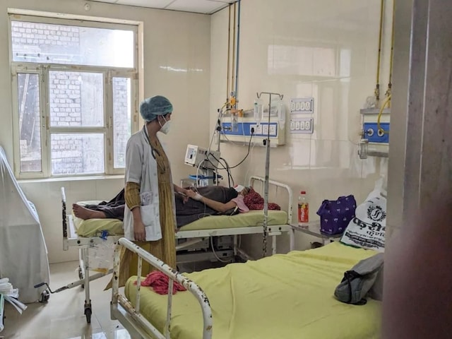 आत्मा को सलाम करें! महिला ने कोरोना के नए वेरिएंट को हराकर बेटी को जन्म दिया