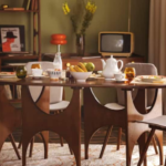 इन वस्तुओं को कभी भी डाइनिंग टेबल पर न रखें - वे आपके घर में नकारात्मकता को आमंत्रित करते हैं