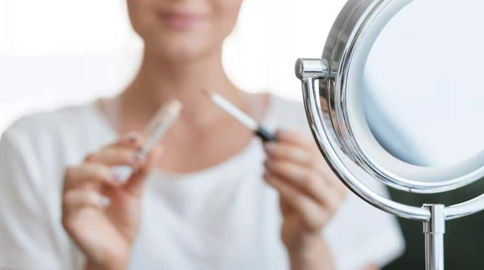 इस गर्मी को आज़माने के लिए स्वेट-प्रूफ मेकअप लुक दिखते हैं