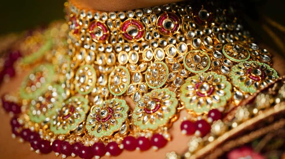एक फैशनेबल गर्मियों की शादी के लिए ब्राइडल ज्वैलरी ट्रेंड – 2025