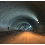 एक सुरंग चट्टानों से दोस्ती करके बनाई गई है ... पहाड़ में 5 किमी लंबी सुरंग