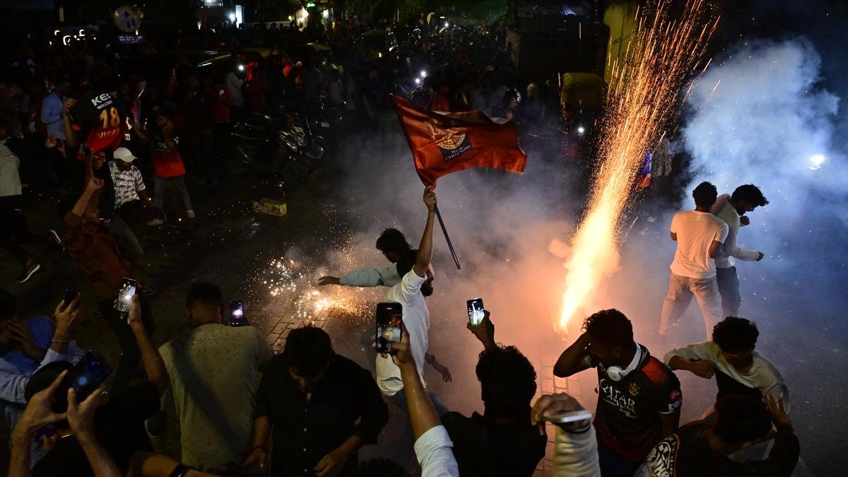 कप नामदू!: आरसीबी के प्रशंसक परमानंद के रूप में