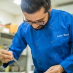 कला के एक पक्ष के साथ सफेद कमल