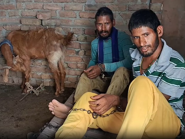 किशोर छत, टूटा हुआ बिस्तर ... मानवता रोया जब दो भाई जंजीरों से बंधे