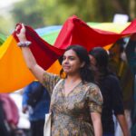 किसी विशेष छवि के अनुरूप दबाव पर कतारबद्ध व्यक्ति