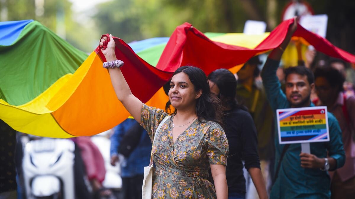 किसी विशेष छवि के अनुरूप दबाव पर कतारबद्ध व्यक्ति