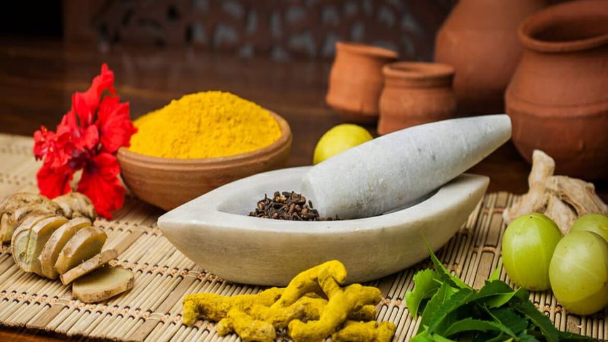 कोविड के दौरान प्रतिरक्षा को मजबूत करने के लिए रोजाना इन आयुर्वेद प्रथाओं का पालन करें