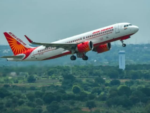 एयर इंडिया के टिकट खरीदे, विमान में शराब पीना, एयर होस्टेस को बुलाया और छुआ!