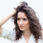 गर्मियों के मौसम के दौरान स्वाभाविक रूप से चिकना बालों को नियंत्रित करने के लिए शीर्ष 7 सरल घरेलू उपचार