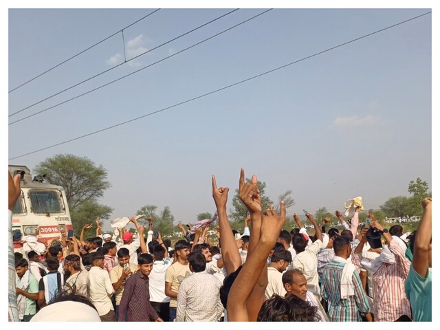 गुर्जर मूवमेंट लाइव: जैसे ही विजय बैंस्ला ने ड्राफ्ट सरकार पढ़ी, लोग ट्रैक पर भाग गए