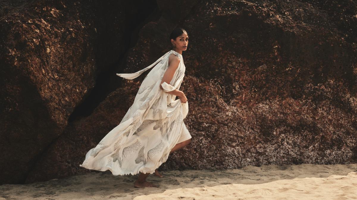 ग्रीष्मकालीन फैशन: ये भारतीय लेबल सांस कपड़ों में क्लासिक सिल्हूट बना रहे हैं