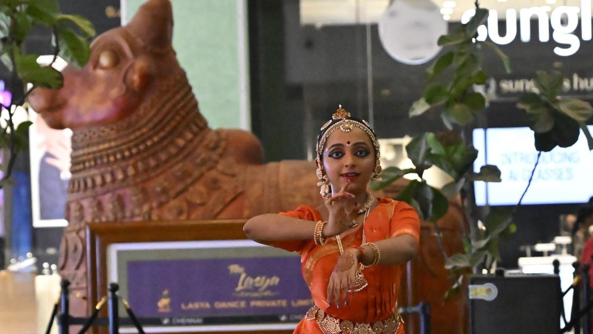 जब एक मॉल का अलिंद एक मंच में बदल गया