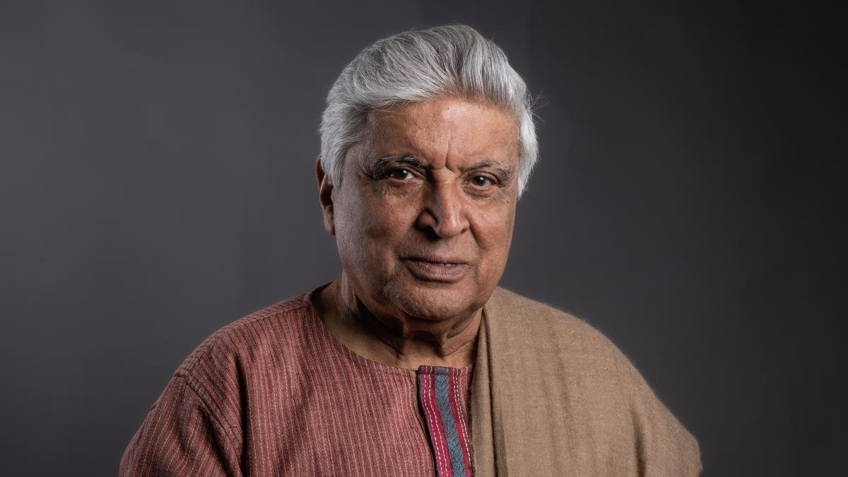 जावेद अख्तर ने सांस्कृतिक योगदान के लिए दोस्तोवस्की स्टार पुरस्कार प्राप्त किया