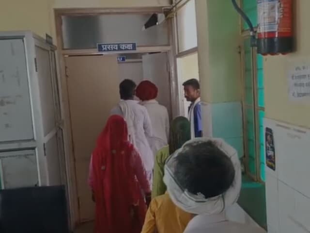 जिला अस्पताल एक पाखंडी बाबा का आधार बन जाता है! परिवार को आत्मा लेने के लिए डिलीवरी रूम में प्रवेश किया