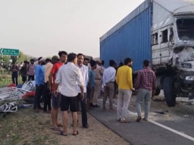 जीवन की एक नई यात्रा शुरू होती है जैसे ही शादी के कुछ घंटों के बाद दूल्हा और दुल्हन की मृत्यु