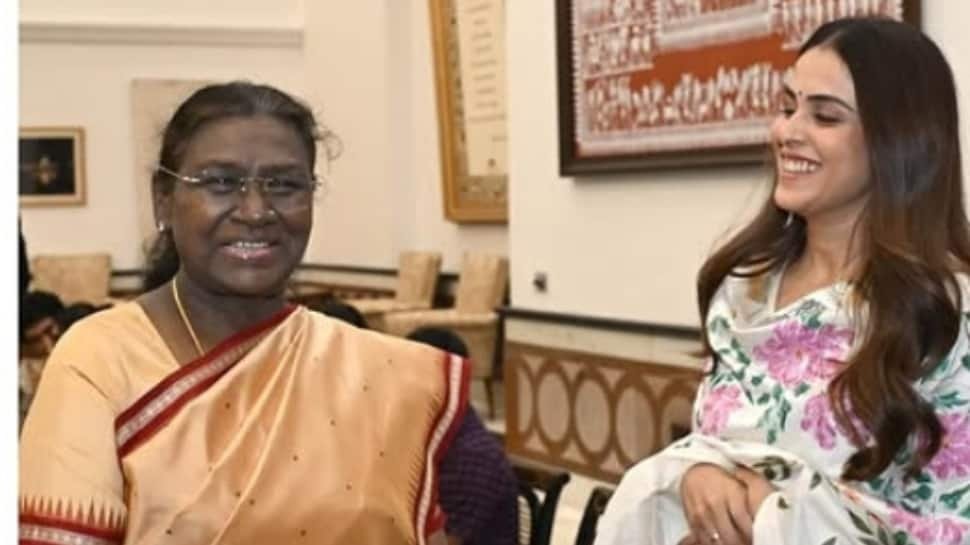 जेनेलिया देशमुख ने राष्ट्रपति द्रौपदी मुरमू के साथ सीतारे ज़मीन पार स्पेशल स्क्रीनिंग के दौरान पोज़ दिया