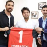 जॉन अब्राहम ज्योतिदित्य सिंधिया से मिलता है, भारत से मेस्सी या रोनाल्डो की खोज करने की उम्मीद करता है