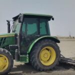 टेस्ला नहीं ... एक ट्रैक्टर है! युवा किसान अद्भुत निकला, एक चालक के बिना खेत