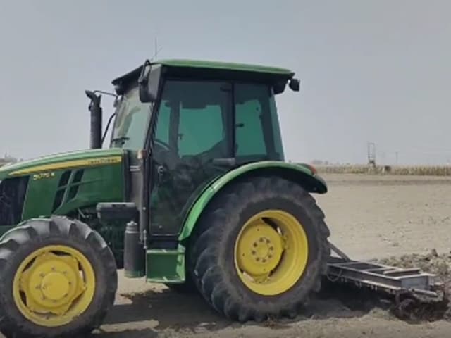 टेस्ला नहीं … एक ट्रैक्टर है! युवा किसान अद्भुत निकला, एक चालक के बिना खेत, हर कोई देखकर चौंक गया था