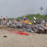 तीन भाइयों सहित 4 युवा भाइयों को आंगन से बनाया गया है, एक गाँव आंसू के साथ गीला है