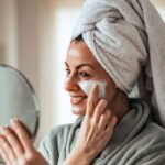 द फ्यूचर ऑफ ब्यूटी: ऑर्गेनिक बनाम टेक-इनफ्यूज्ड स्किनकेयर 2025 में