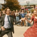 'द लाइफ ऑफ चक' मूवी रिव्यू: टॉम हिडलेस्टन हमारे दिलों में दुनिया के अंत तक नृत्य करते हैं