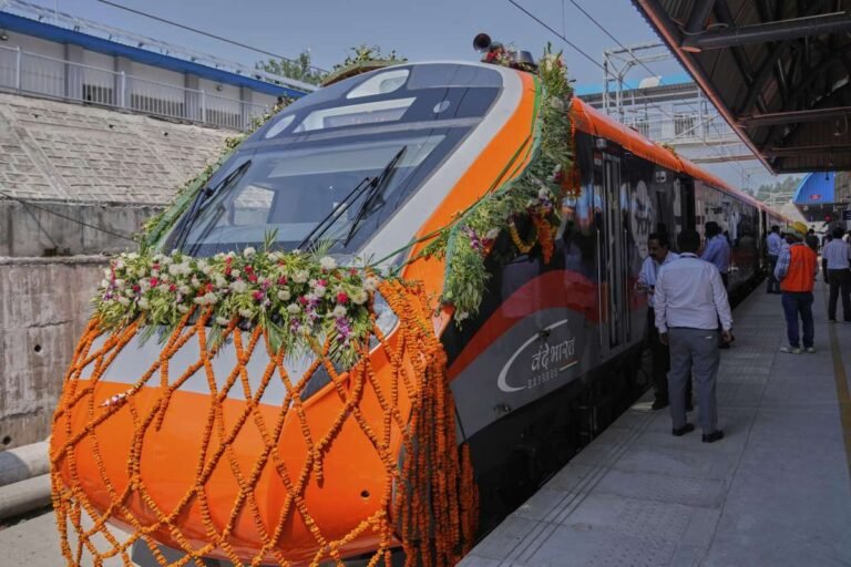 दूसरा वंदे भारत एक्सप्रेस शुक्रवार को गोरखपुर के लिए लॉन्च किया जाना है: चेक रूट, फुल शेड्यूल