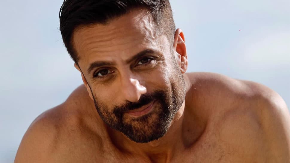 धूम्रपान स्वास्थ्य के लिए हानिकारक है … कैंसर का कारण बनता है: फर्डीन खान स्वयं और प्रशंसकों को नोट करते हैं, कहते हैं कि आपका भविष्य आपको धन्यवाद देगा