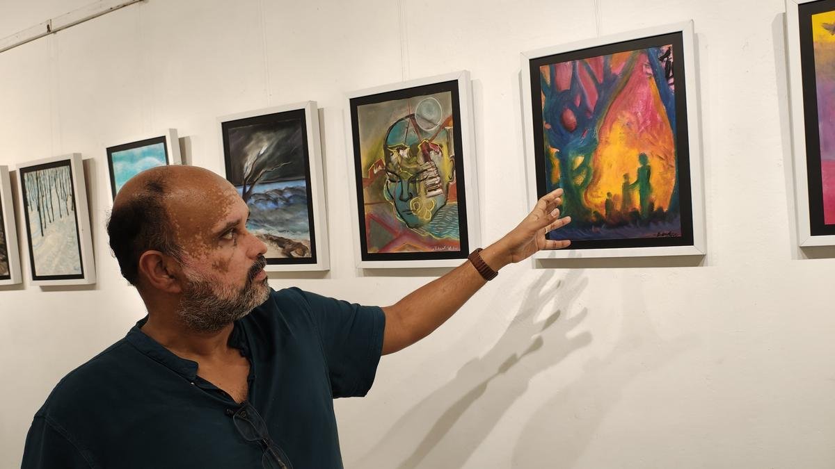 ध्यान, तिरुवनंतपुरम में एक कला प्रदर्शनी, विघटनकारी विज़न के रंगीन टुकड़ों का प्रदर्शन करता है