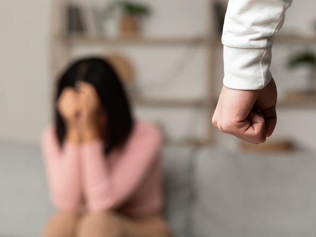 गर्भवती पत्नी ने पानी के लिए कहा, पति ने कुएं में धकेल दिया, ऐसे बचे