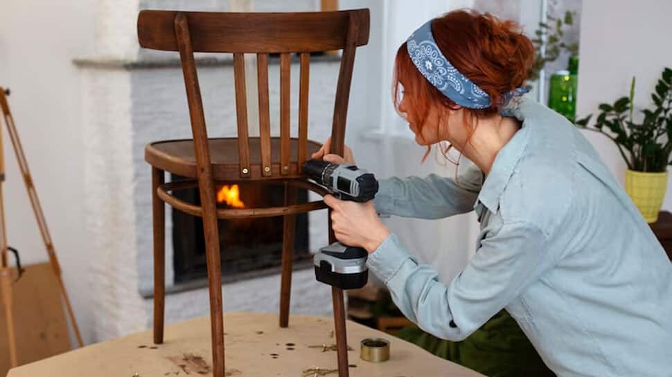 बारिश के मौसम के लिए DIY फर्नीचर देखभाल हैक: लौंग, बेकिंग सोडा टू ओल्ड टी -शर्ट - ये कैसे मदद कर सकते हैं!