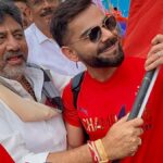 बेंगलुरु में आईपीएल चैंपियन आरसीबी का स्वागत करने के लिए परमानंद प्रशंसकों ने सड़कों को लाइन किया