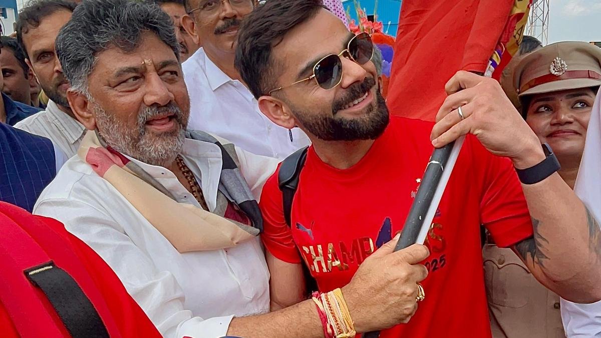 बेंगलुरु में आईपीएल चैंपियन आरसीबी का स्वागत करने के लिए परमानंद प्रशंसकों ने सड़कों को लाइन किया