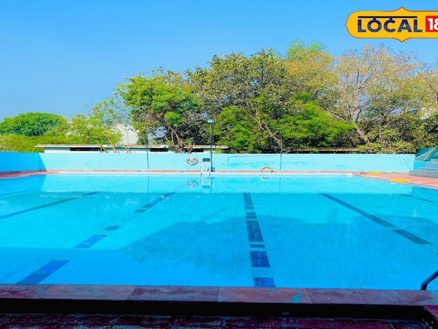 बेटा नहीं जानता था कि कैसे तैरना है … निर्दोष जीवन पूल में डूब गया, परिवार का गुस्सा फट गया