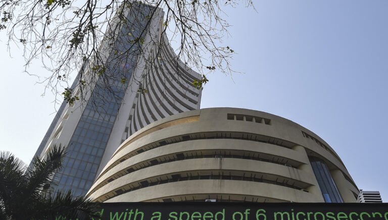 मार्केट ओपनिंग बेल: सेंसक्स ने लगभग 400 अंक हासिल किए, 25,150 से ऊपर निफ्टी, टाइटन सबसे बड़ा लाभ