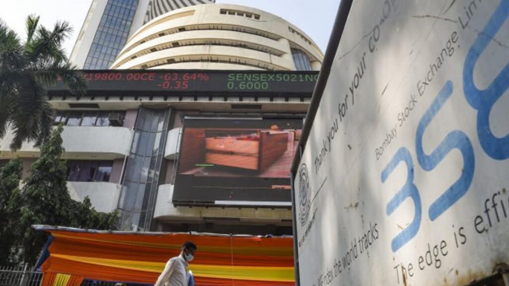 मार्केट क्लोजिंग बेल: Sensex 100 से अधिक अंक अधिक है, निफ्टी वाष्पशील सत्र में 25,141 पर समाप्त होता है