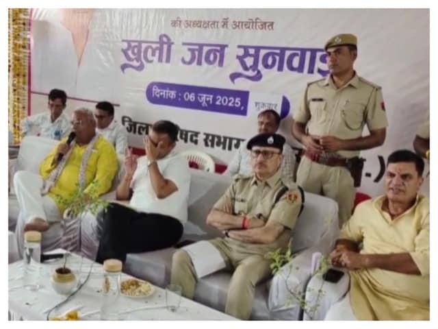 मैं अंग्रेजी नहीं जानता ... इतना कहते हैं कि मंत्री ने अपने हाथों को मोड़ दिया और कान पकड़े